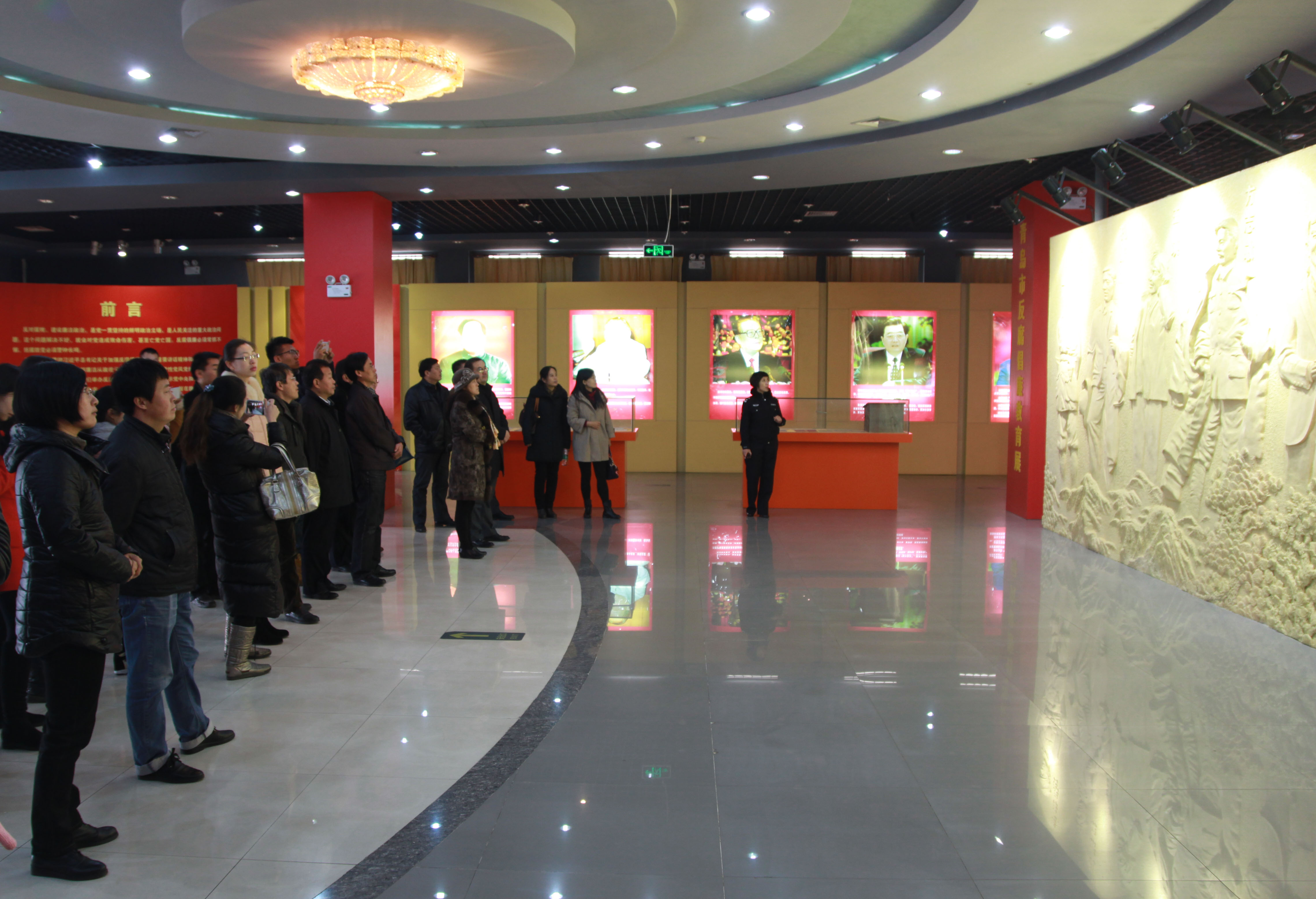 群p
师生参观青岛市反腐倡廉教育基地.jpg